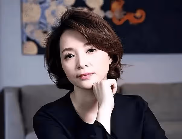 從央視一姐到查無此人,賣房為夫還債的董卿,如何上演被兩個男人毀掉的一生?