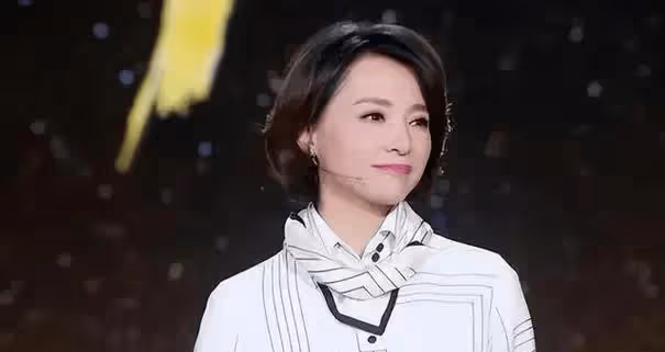 從央視一姐到查無此人,賣房為夫還債的董卿,如何上演被兩個男人毀掉的一生?