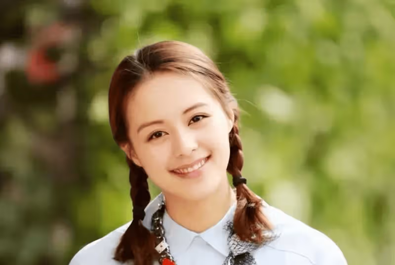 她是胡歌深愛的「妻子」,被稱為央視「親閨女」,可為什麼成了捧不紅的女藝人