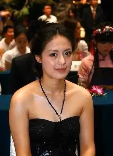 她是胡歌深愛的「妻子」,被稱為央視「親閨女」,可為什麼成了捧不紅的女藝人