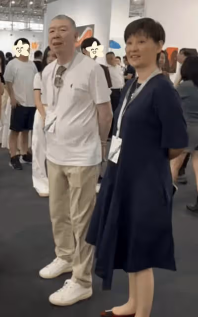 馮小剛夫婦北京看展被偶遇,穿著低調樸素,57歲徐帆優雅氣質佳