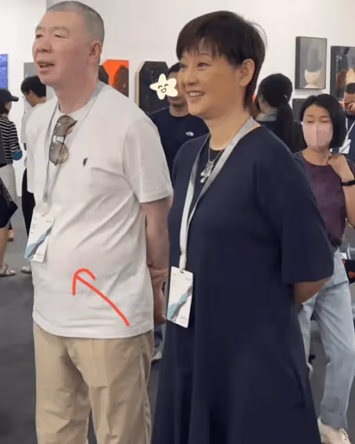馮小剛夫婦北京看展被偶遇,穿著低調樸素,57歲徐帆優雅氣質佳