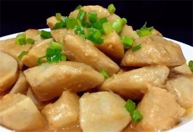 炒芋頭時,記住不要焯水和直接炒,教你一招,搭配米飯連湯都不剩
