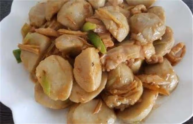 炒芋頭時,記住不要焯水和直接炒,教你一招,搭配米飯連湯都不剩