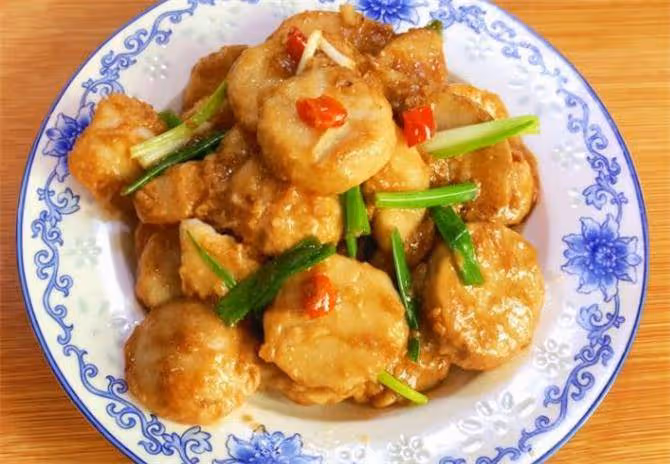 炒芋頭時,記住不要焯水和直接炒,教你一招,搭配米飯連湯都不剩
