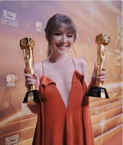 TVB女星與男友分手後專注工作治療情傷,面容憔悴驚現大小眼