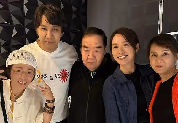 73歲老戲骨生日會老婆霸氣盡現,結婚34年苦盡甘來榮升岳母享福