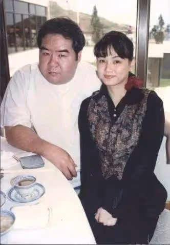 73歲老戲骨生日會老婆霸氣盡現,結婚34年苦盡甘來榮升岳母享福