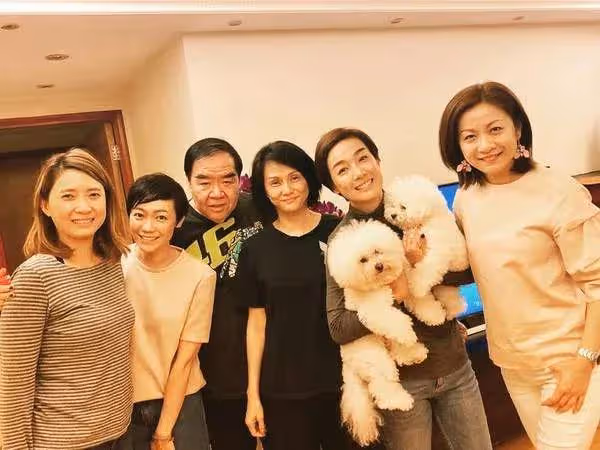 73歲老戲骨生日會老婆霸氣盡現,結婚34年苦盡甘來榮升岳母享福
