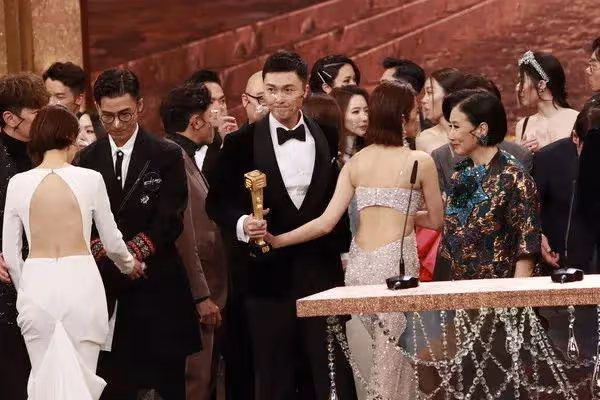 TVB花旦陳自瑤繼續避談頒獎禮黑臉一幕,好友狂追問被神秘手勢叫停