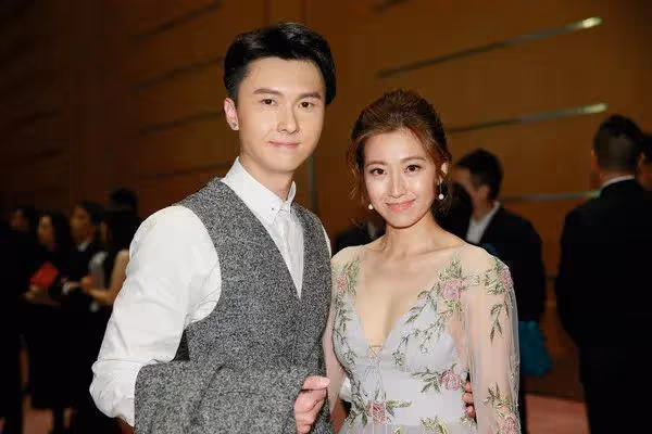 TVB花旦陳自瑤繼續避談頒獎禮黑臉一幕,好友狂追問被神秘手勢叫停