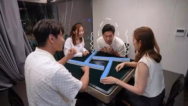 TVB花旦陳自瑤繼續避談頒獎禮黑臉一幕,好友狂追問被神秘手勢叫停