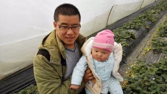我受傷後被公司辭退，妻子為了家計「到大城市當保姆」，2年來只寄錢回家，卻從沒回來過。我很擔心抱著孩子去探望，「推開門看到妻子」，瞬間泣不成聲…