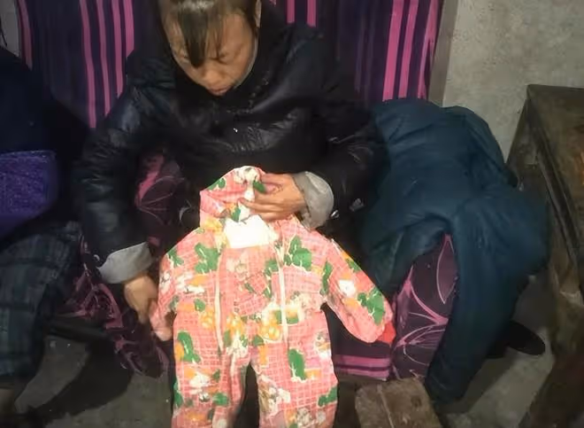 回顧女子賭氣離家,將7個月兒子交給人販子,最終吃了幾十年苦果
