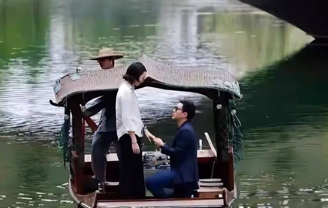 霍啟仁女友曬百萬求婚鑽戒,兩個巨大鑽戒閃眼,和汪小菲是同款