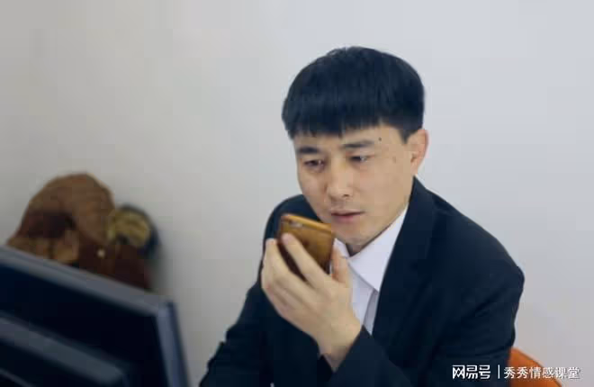 女同事忽然發過來視頻問我借10萬元，我轉帳後，她居然向我表白了