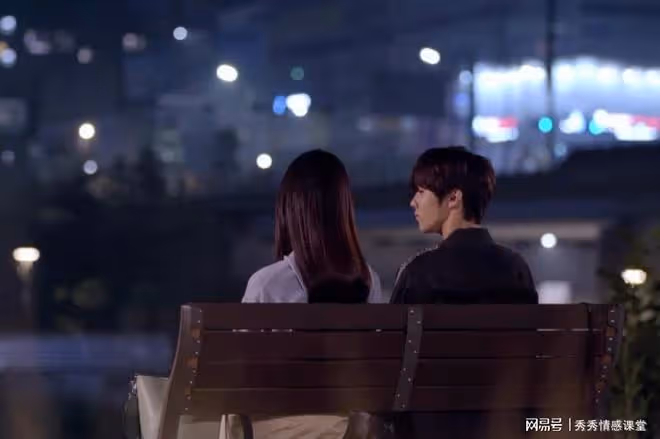 女同事忽然發過來視頻問我借10萬元,我轉帳後,她居然向我表白了