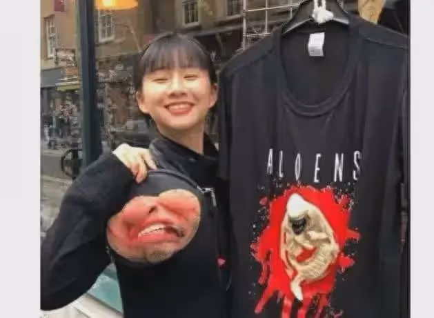 25歲的小彩旗,終於為自己的「無知」付出了代價