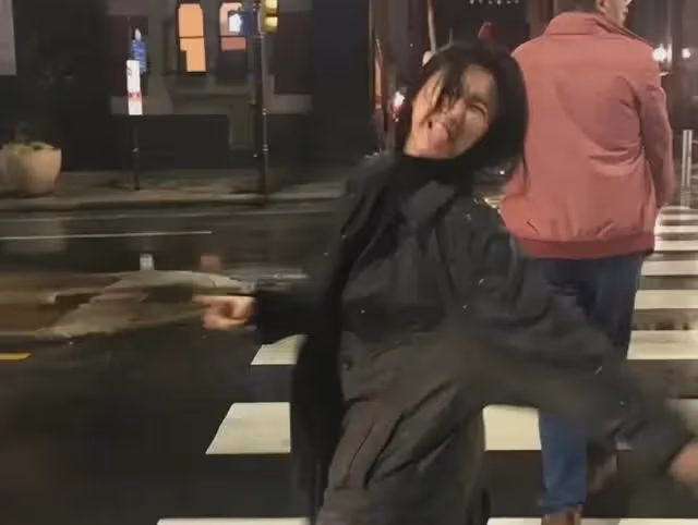 25歲的小彩旗,終於為自己的「無知」付出了代價