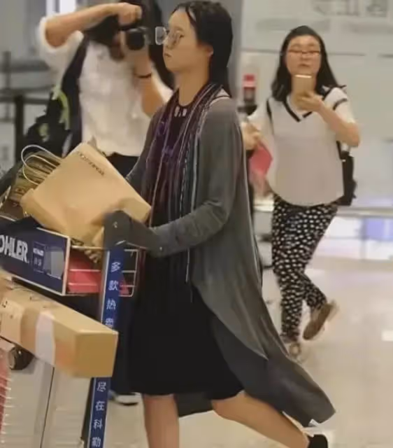 25歲的小彩旗,終於為自己的「無知」付出了代價
