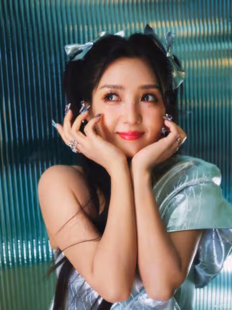 38歲何潔曬近照,雙馬尾配多巴胺穿搭,顯瘦又可愛美到不敢認