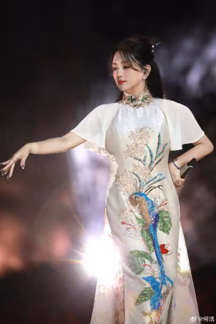 38歲何潔曬近照,雙馬尾配多巴胺穿搭,顯瘦又可愛美到不敢認