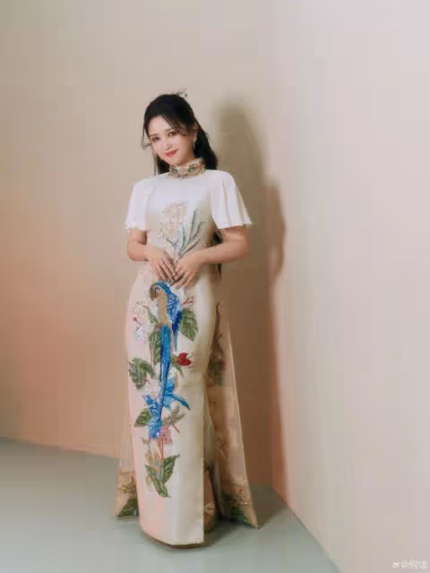 38歲何潔曬近照,雙馬尾配多巴胺穿搭,顯瘦又可愛美到不敢認