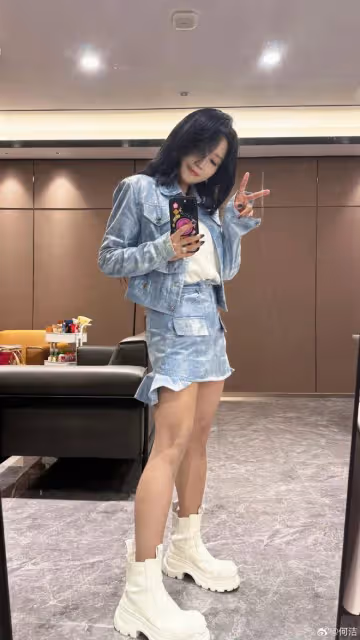 38歲何潔曬近照,雙馬尾配多巴胺穿搭,顯瘦又可愛美到不敢認