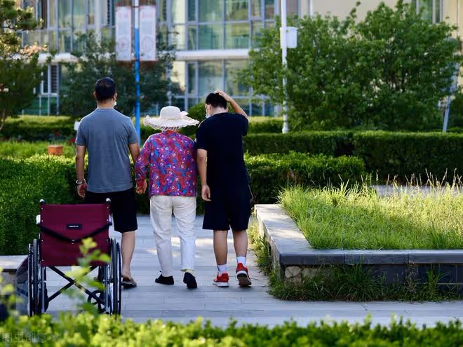 過來人的感悟:退休金再高,保姆再好,老了病了都不如子女照顧好