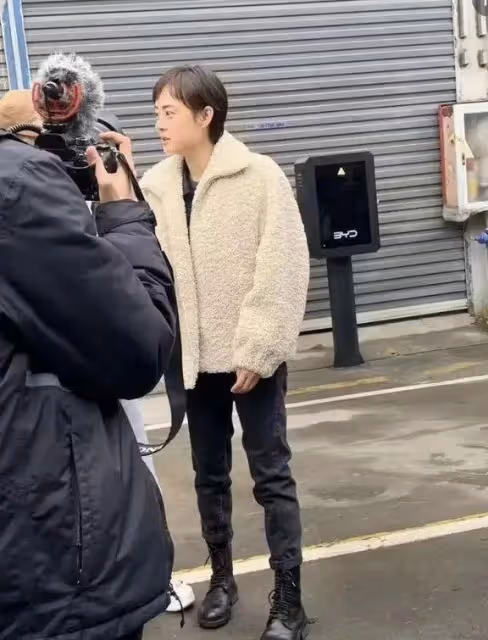 40歲孫儷被路人拍到,頭髮稀疏蒼老的很,風采魅力不減!