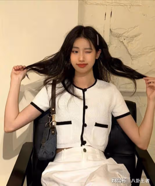 徐帆一家看展！女兒穿露臍裝，長相複製粘貼馮小剛，疑是私生女