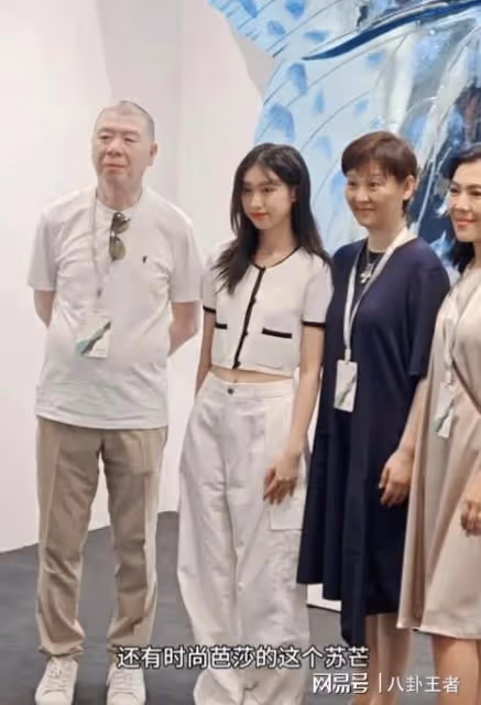 徐帆一家看展！女兒穿露臍裝，長相複製粘貼馮小剛，疑是私生女