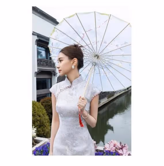 何超蓮完全是火辣的最美人妻!開窿設計暗藏魔鬼細節!