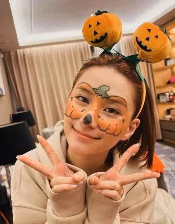 何超蓮完全是火辣的最美人妻!開窿設計暗藏魔鬼細節!