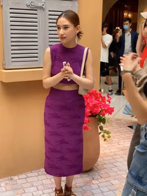 何超蓮完全是火辣的最美人妻!開窿設計暗藏魔鬼細節!