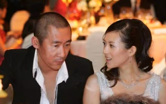 深扒章子怡的原生家庭，才知道她嫁給汪峰，是為了離開哥哥的糾纏