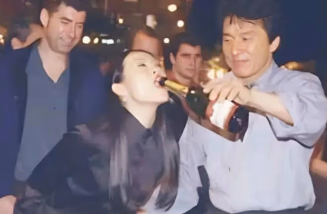 深扒章子怡的原生家庭,才知道她嫁給汪峰,是為了離開哥哥的糾纏
