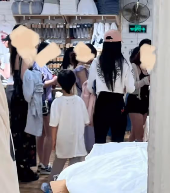 楊穎帶兒購物被網友偶遇，小海綿身高搶眼，遺傳優勢顯露無疑