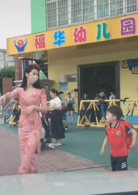 男子娶了小自己13歲的嬌妻,接娃時坐車上不敢下車,生怕老師多問