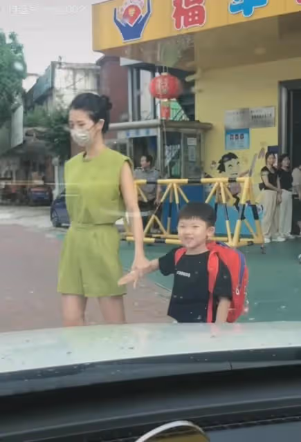 男子娶了小自己13歲的嬌妻,接娃時坐車上不敢下車,生怕老師多問