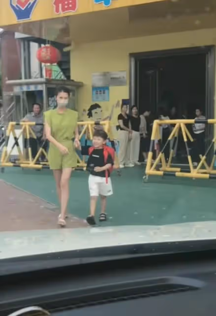 男子娶了小自己13歲的嬌妻,接娃時坐車上不敢下車,生怕老師多問