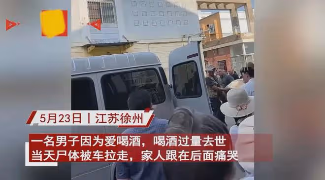 43歲男子喝酒離世被車拉走，家人雙腿發軟扒門大哭，見棺材破防了