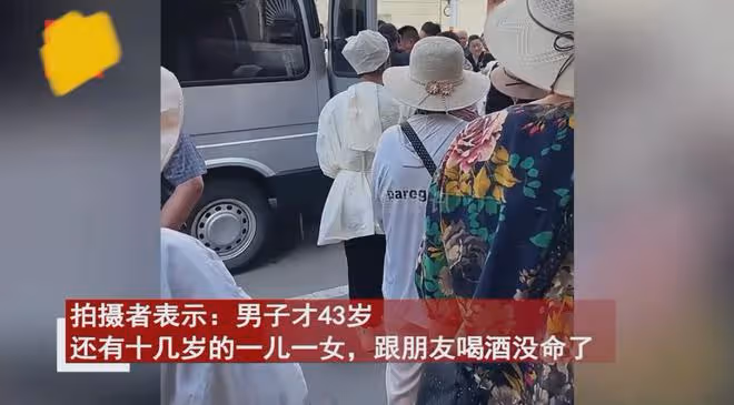 43歲男子喝酒離世被車拉走，家人雙腿發軟扒門大哭，見棺材破防了