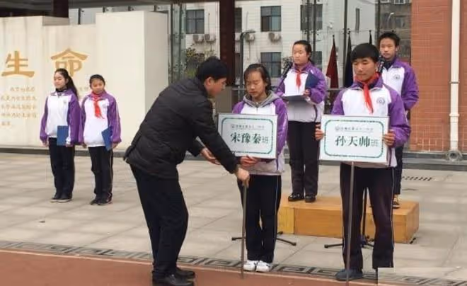 1995年,那個拒絕向韓國女老闆下跪的中國小伙兒,後來怎麼樣了