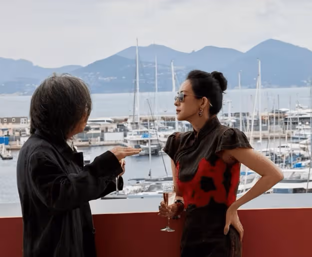 汪峰還在高調和女友認愛,前妻章子怡用旗袍,和文化輸出在國外閃耀!
