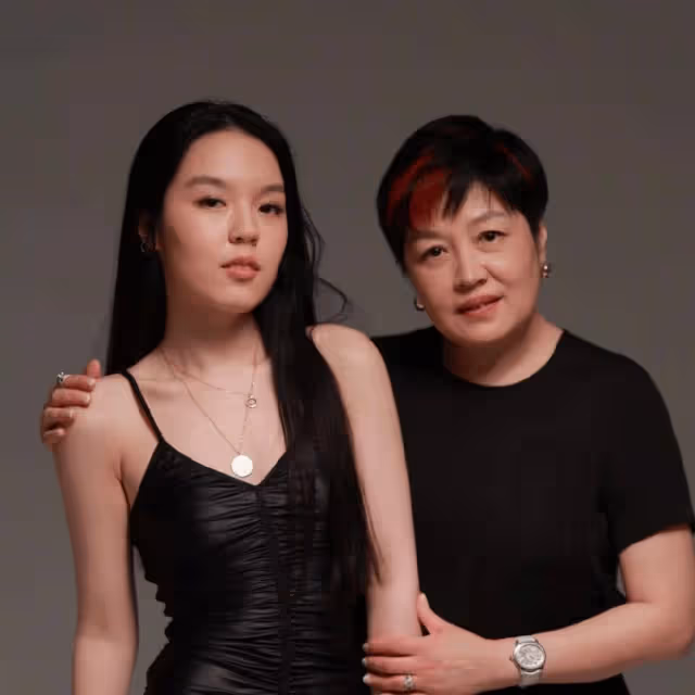 哈文帶女兒夜遊羅浮宮，22歲法圖麥精通五國語言，已被簽約當演員