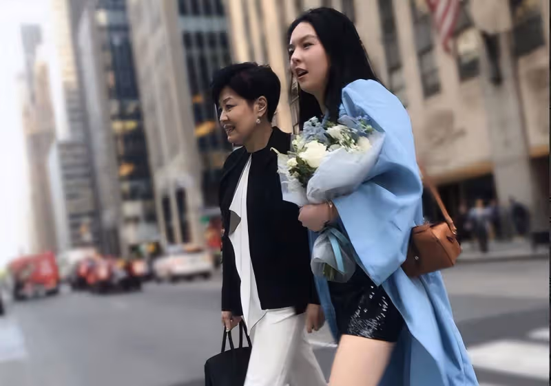 哈文帶女兒夜遊羅浮宮，22歲法圖麥精通五國語言，已被簽約當演員