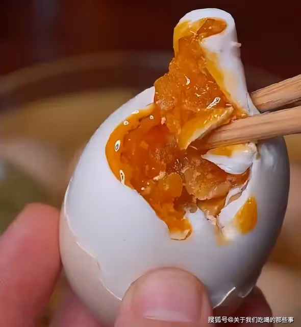 腌雞蛋不能只放鹽，教你正確做法，雞蛋不臭，個個起沙流油