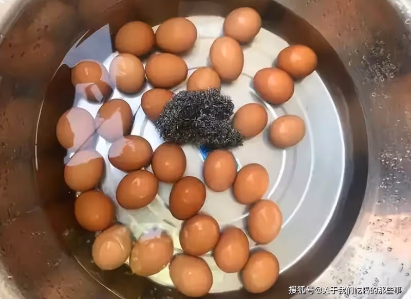 腌雞蛋不能只放鹽，教你正確做法，雞蛋不臭，個個起沙流油