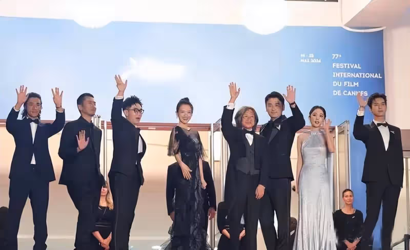坎城這一夜，楊冪的尷尬寫滿臉上，章子怡清場走紅毯咖位一目了然